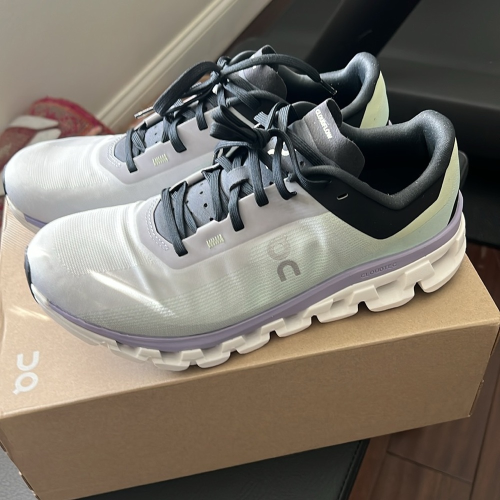 On Running Women’s Cloudflow 4 in Fade/Wisteria Size 9.5 - NWT